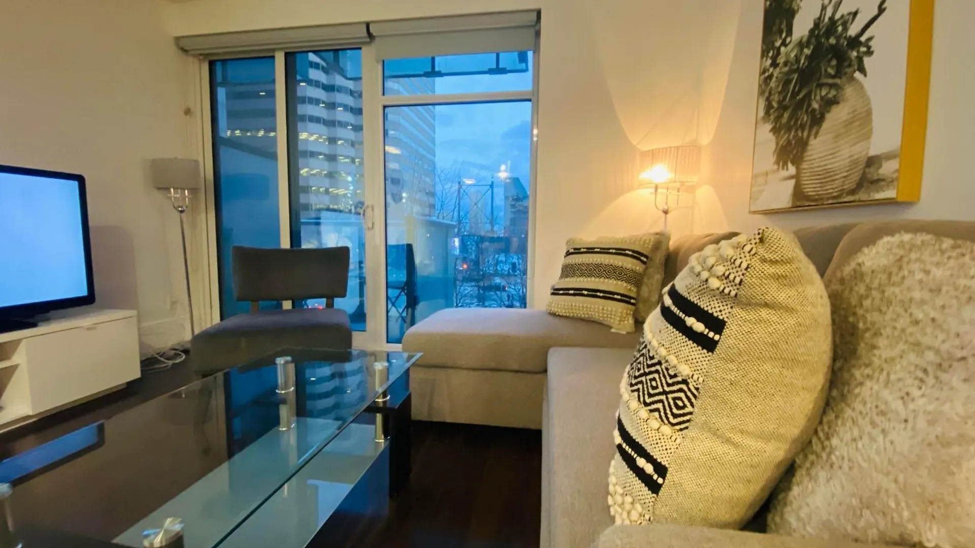 Rivetstays - The Atmos II Toronto 0*,  Canada